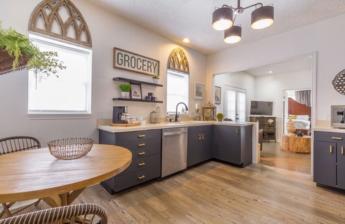 Sayles Blvd. Area House | The Classical - make your stay remarkable!