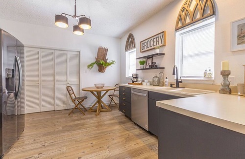 Sayles Blvd. Area House | The Classical - make your stay remarkable!