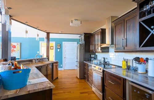 Placentia Ski Chalet | The Cliff House-Luxury Chalet with Hot Tub/View