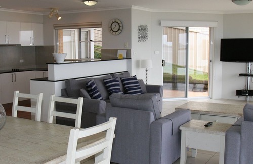 Soldiers Point Apartment | The Clippers, 1/131 Soldiers Point Road - fabulous waterfront unit
