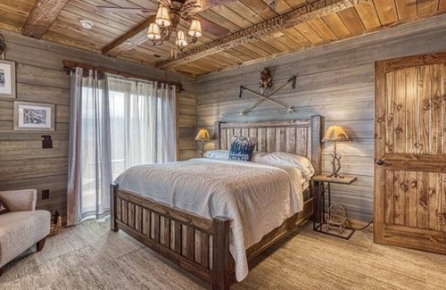 Chalet Village North Cabin | The Cloud 9 Lodge-Wedding and Vacation Destination