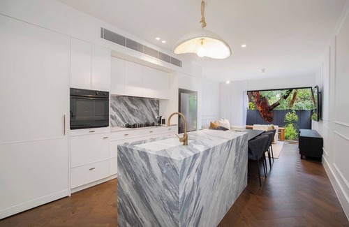 Cooks Hill House | The Cloudscape Cosy Modern and Chic Designer Pad