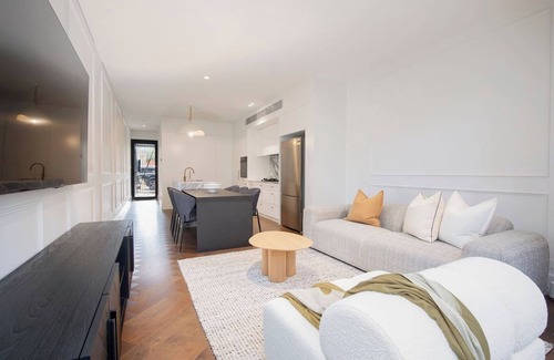 Cooks Hill House | The Cloudscape Cosy Modern and Chic Designer Pad