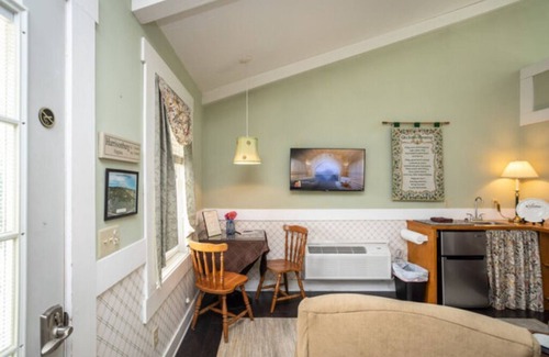 Harrisonburg Apartment | The Clover - Cottage