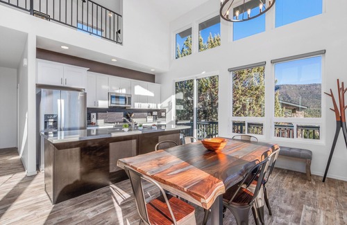 Pine House | The Clyde Pine Retreat Views Loft Deck Grill Near Tonto Bridge