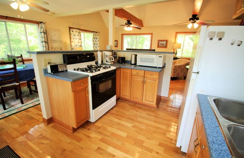 Sherkston Cottage | The Coach House - Nature at its best. Private Beach Access, Creek, Sleeps 4
