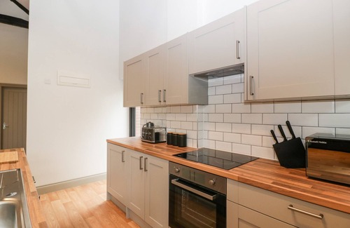 Witchampton Cottage | THE COACH HOUSE, pet friendly, with hot tub in Wimborne Minster