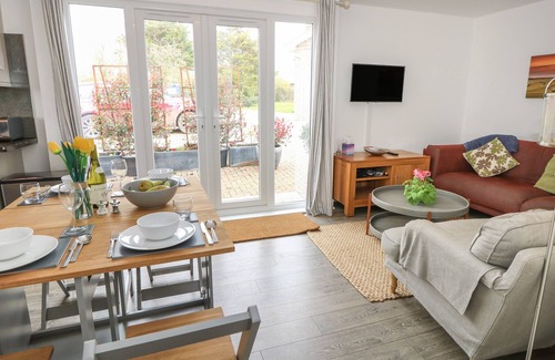 Brighstone Cottage | THE COACH HOUSE, pet friendly, with a garden in Brighstone