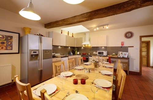 Oswestry Cottage | THE COACH HOUSE, pet friendly, with hot tub in Llanyblodwel