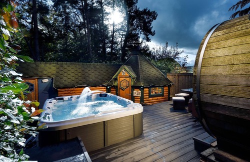 Oswestry Cottage | THE COACH HOUSE, pet friendly, with hot tub in Llanyblodwel