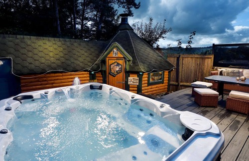 Oswestry Cottage | THE COACH HOUSE, pet friendly, with hot tub in Llanyblodwel