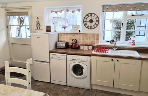 Newport Cottage | THE COACH HOUSE, pet friendly, with hot tub in Newport, Isle Of Wight