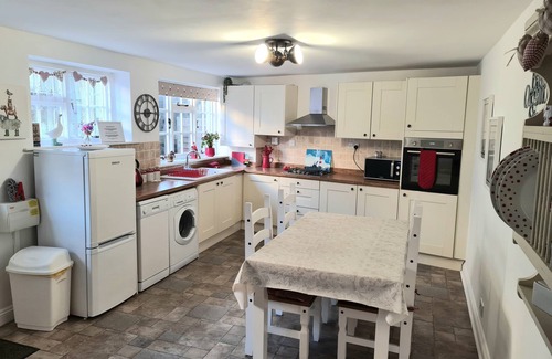 Newport Cottage | THE COACH HOUSE, pet friendly, with hot tub in Newport, Isle Of Wight