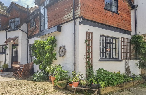 Newport Cottage | THE COACH HOUSE, pet friendly, with hot tub in Newport, Isle Of Wight