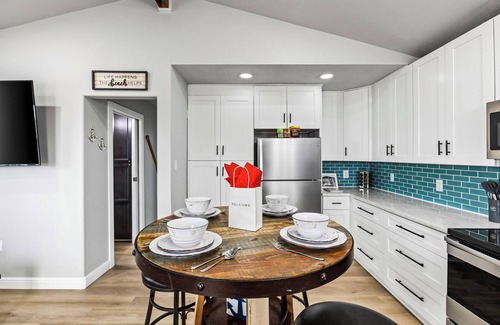 Cedar Lane House | The Coastal Crab-Arcade-Horseshoe-Cornhole-Board Games-WIFI-AC-Coffee