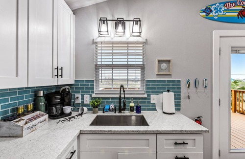 Cedar Lane House | The Coastal Crab-Arcade-Horseshoe-Cornhole-Board Games-WIFI-AC-Coffee