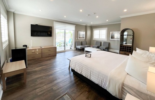 Grand Bend Hotel | The Colonial Hotel - Brenner Luxury