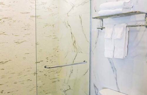 Grand Bend Hotel | The Colonial Hotel - Brenner Luxury