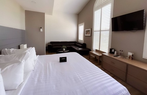 Grand Bend Hotel | The Colonial Hotel -Premium King