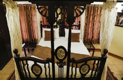 Mount Abu Bed & Breakfast | The Colonial Manek Manor