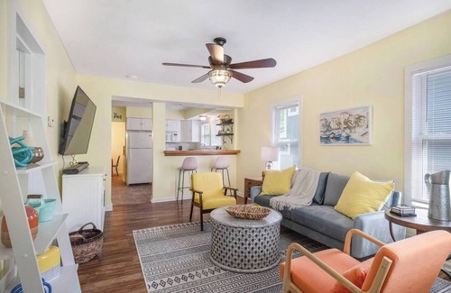 Bryant Pattengill East House | The Colorful Casita, Quiet Ann Arbor Neighborhood, (30 Day Min)