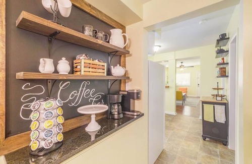 Bryant Pattengill East House | The Colorful Casita, Quiet Ann Arbor Neighborhood, (30 Day Min)