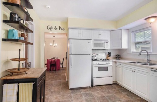Bryant Pattengill East House | The Colorful Casita, Quiet Ann Arbor Neighborhood, (30 Day Min)