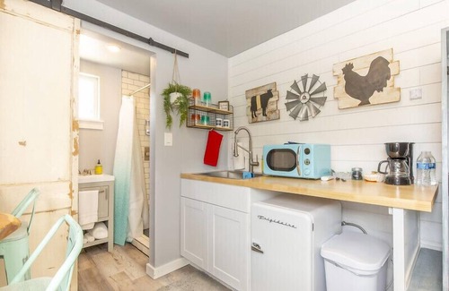 Johnson City House | The Container Retreat @ 290 Wine Trail #4