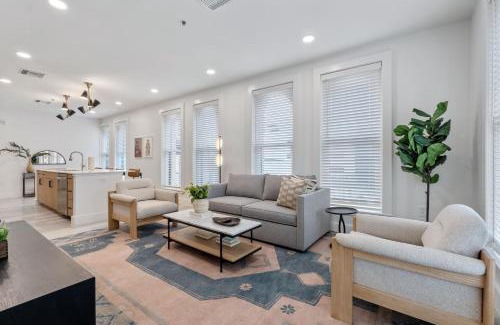 Main - Military Plaza Apartment | The Continental, powered by Placemakr - Downtown - Market Square