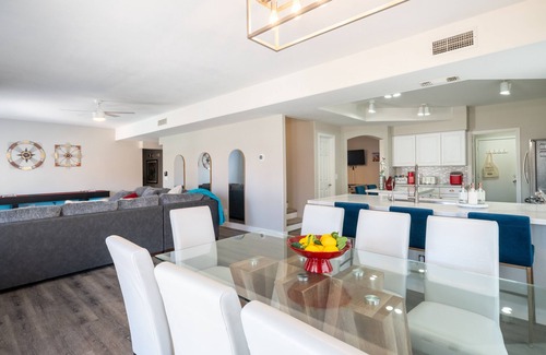 Garden Lakes House | The Copper House (5-Bedroom Home) with Pool - Pets Allowed by RedAwning