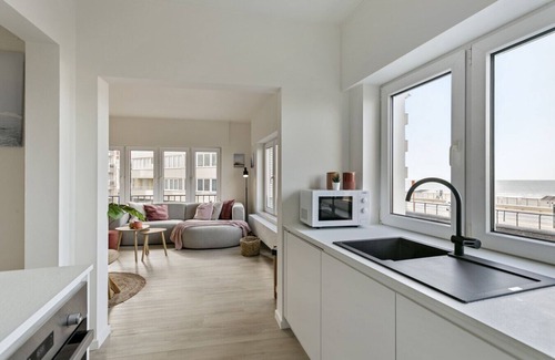 Mariakerke Apartment | The Corner Floor, front row sea view and parking