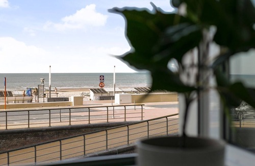 Mariakerke Apartment | The Corner Floor, front row sea view and parking