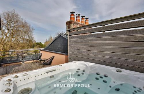 Honfleur House | The Cosmopolitan Architect Design Home with Rooftop Jacuzzi 8 Guests