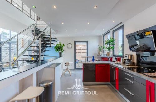 Honfleur House | The Cosmopolitan Architect Design Home with Rooftop Jacuzzi 8 Guests