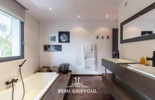 Honfleur House | The Cosmopolitan Architect Design Home with Rooftop Jacuzzi 8 Guests