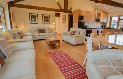 Carterton House | The Cotswold Manor Cottage, Exclusive Hot Tub, Games Barn, 70 acres of Parkland