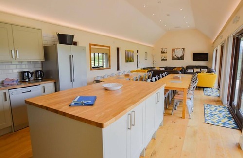 Carterton House | The Cotswold Manor Court, Exclusive Hot Tub, Games Barn, 70 acres of Parkland