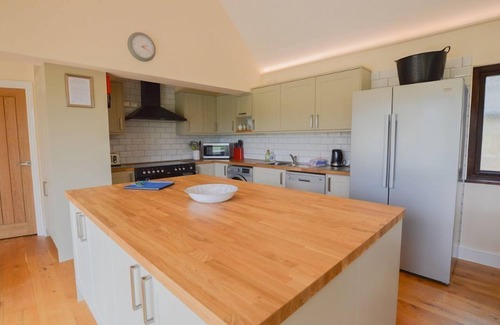 Carterton House | The Cotswold Manor Court, Exclusive Hot Tub, Games Barn, 70 acres of Parkland
