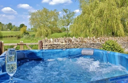 Carterton House | The Cotswold Manor Hall, Exclusive Hot Tub, Games Barn, 70 acres of Parkland