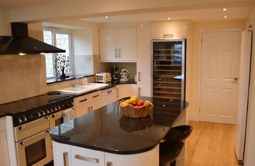 Carterton House | The Cotswold Manor Lodge, Exclusive Hot Tub, Games Barn, 70 acres of Parkland