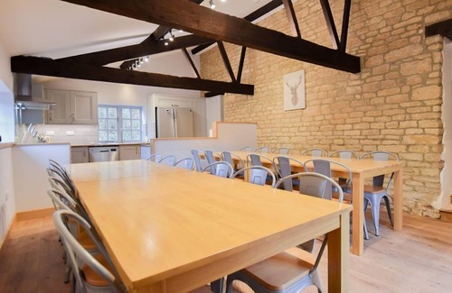 Witney House | The Cotswold Manor Wychwood, with Hot-Tub, Games Barn, 3 acres of Parkland