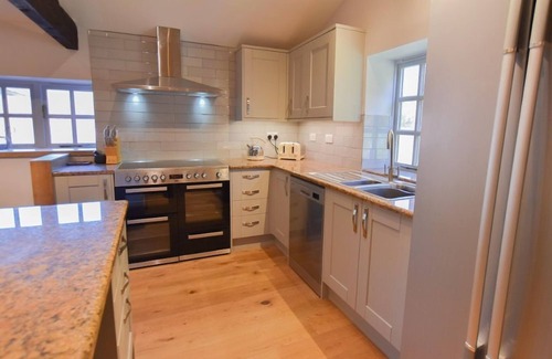 Witney House | The Cotswold Manor Wychwood, with Hot-Tub, Games Barn, 3 acres of Parkland