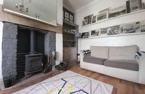 Mottram in Longdendale Cottage | The cottage Gallery is close too Manchester City Centre and the Peak District.