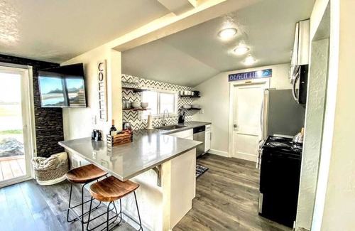 Waldport House | The Cottage at Alsea Bay/Water Front Jacuzzi