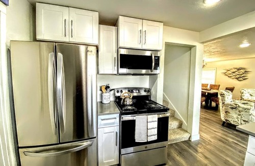 Waldport House | The Cottage at Alsea Bay/Water Front Jacuzzi