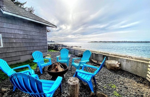 Waldport House | The Cottage at Alsea Bay/Water Front Jacuzzi