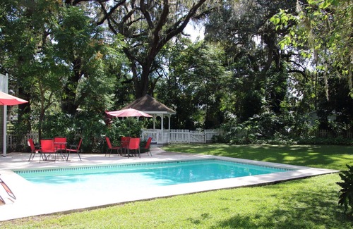 Valrico Cottage | The Cottage at Country Retreat - a charming, idyllic, pet-friendly oasis