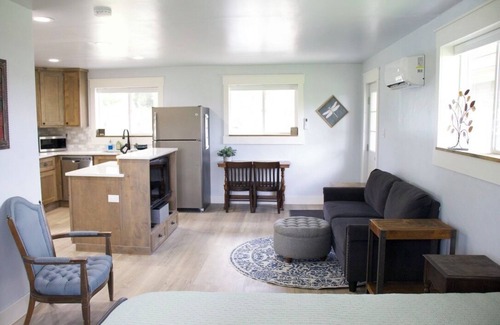 Cheney Cottage | The Cottage at Dragonfly Meadows Farm with AC and wifi