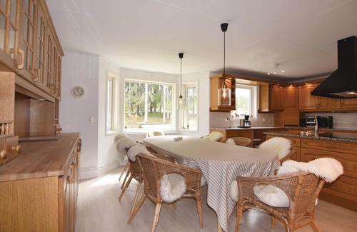 Sjotorp House | The cottage is located simply fantastic, only 100 m from Lake Vänern.