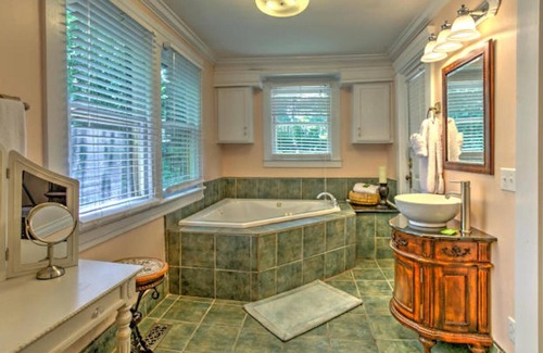 North Chattanooga House | The Cottage of North Chatt - Sleeps 12!